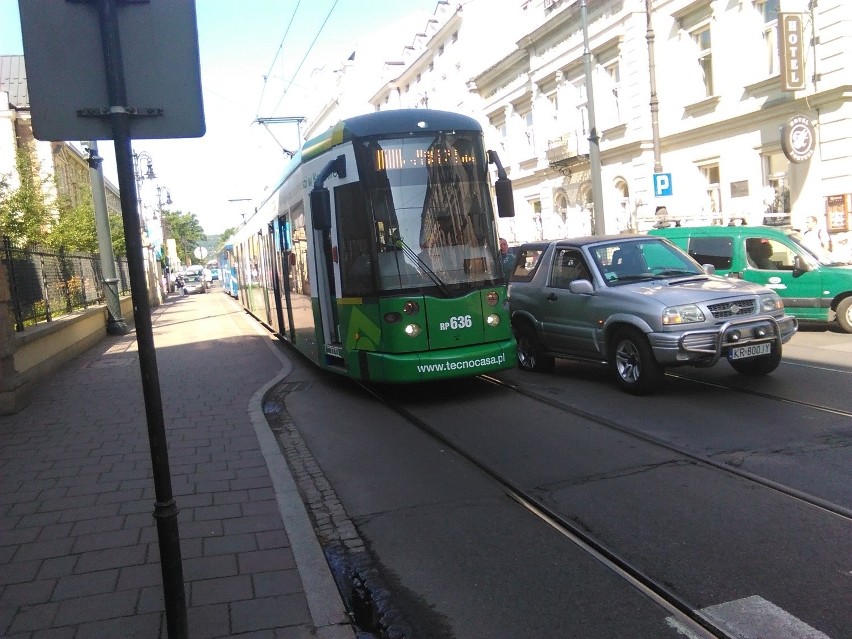 Kraków. Kolizja na ul. Piłsudskiego. Były utrudnienia [ZDJĘCIA]