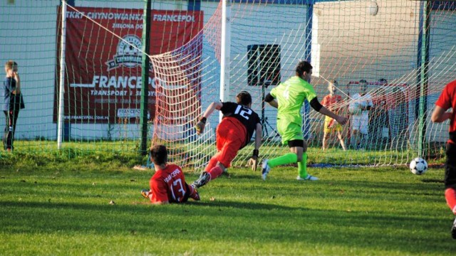 Fotorelacja z meczu 7. kolejki rozgrywek grupy I zielonogórskiej Klasy A w sezonie 2014/2015, w którym TKKF Chynowianka Zielona Góra podejmowała Sokoła Rozłogi. Marek „Bania” Bańkowski, kapitan Sokołów, tym celnym strzałem otworzył wynik korzystny dla swojej drużyny