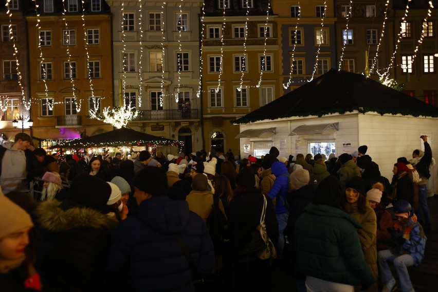 Lodowisko na Starym Mieście. Potężne kolejki do wejścia. Warszawiacy chcą "przywitać" iluminację na łyżwach