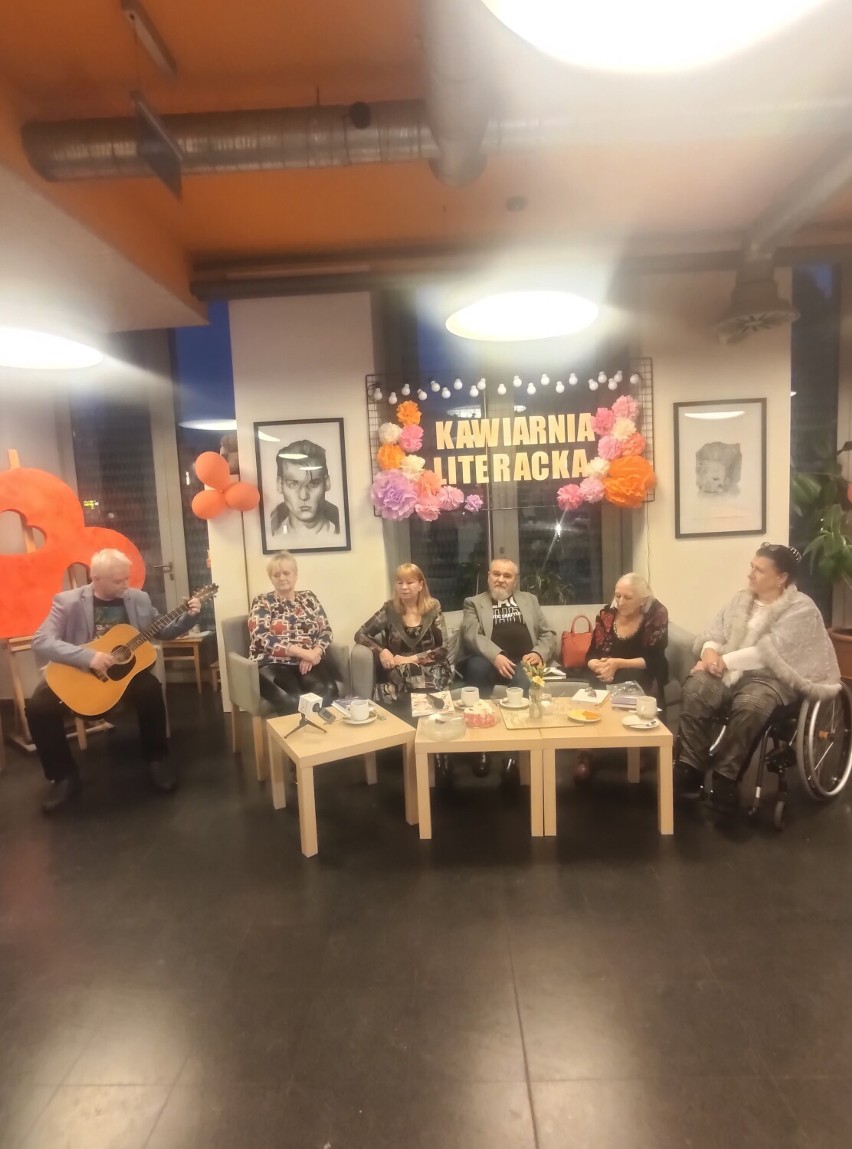 Powalentynkowe spotkanie poetów klubu "Topola" w kawiarni Literackiej w Zduńskiej Woli