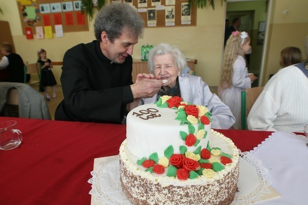 Kazimiera Oślizło uznała, że tort, jaki przygotowano na jej urodziny to dzieło sztuki i długo zwlekała z jego krojeniem, by cieszyć oczy nim przyjdzie czas na rozkosz smakowania