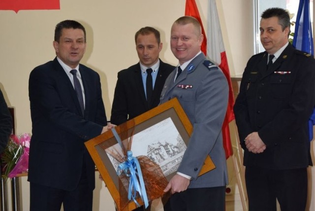 Komendant Jarosław Popczyński (z prawej) otrzymał pamiątkowy obraz od miejscowych włodarzy. Z lewej starosta Włodzimierz Górlicki, w środku burmistrz Artur Ludew, z prawej zastępca komendanta PSP Sławomir Mielniczuk.