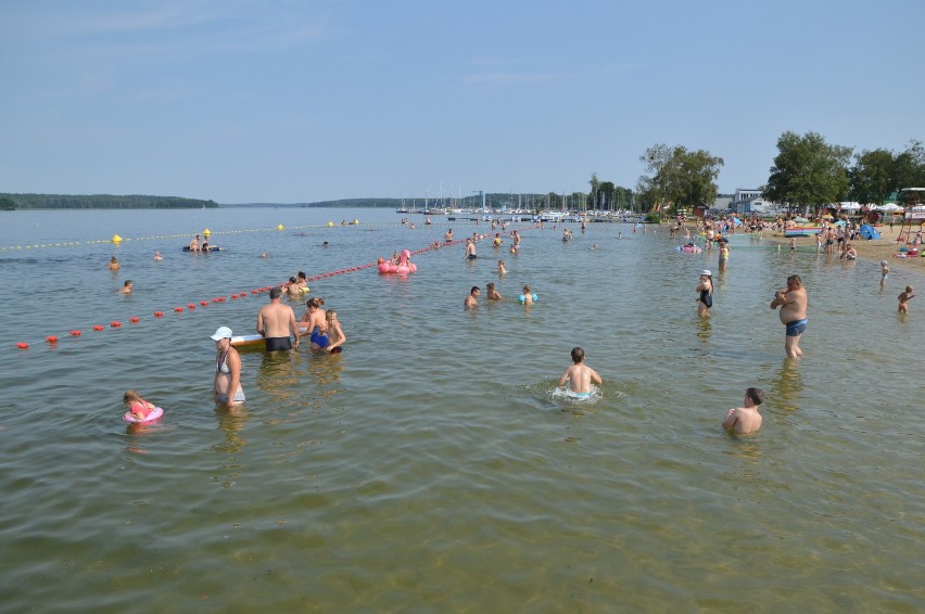 Plaża nad Jeziorem Charzykowskim (Łukomie) oblegana przez turystów| ZDJĘCIA