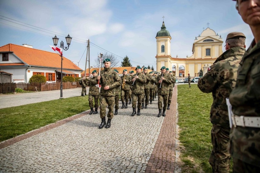 Słowa roty przysięgi wojskowej wypowiedziało w sobotę 75...