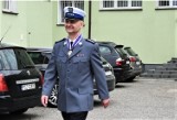 Szamotuły. Naczelnik Wydziału Ruchu Drogowego przeszedł na emeryturę. Policjanci i policjantki pożegnali go w komendzie