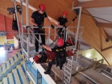 Strażackie ćwiczenia z zakresu ratownictwa wysokościowego w hali Arena
