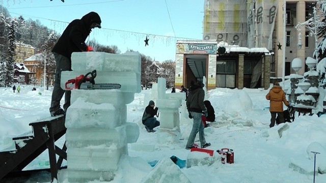 Studenci krakowskiej Akademii Sztuk Pięknych na krynickim deptaku tworzą lodowe rzeźby