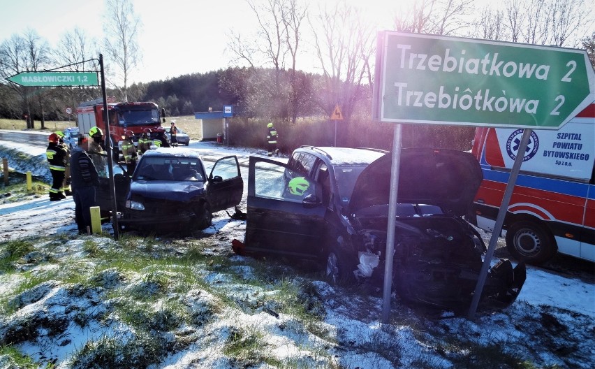 Wypadek drogowy na drodze z Tuchomia do Trzebiatkowej. Jedna osoba ranna. Bytowska kronika policyjna