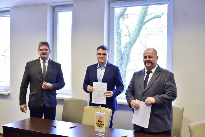 Podpisano umowę na budowę lądowiska śmigłowców LPR w Tomaszowie Maz. Powstanie na ul. Podleśnej [ZDJĘCIA]