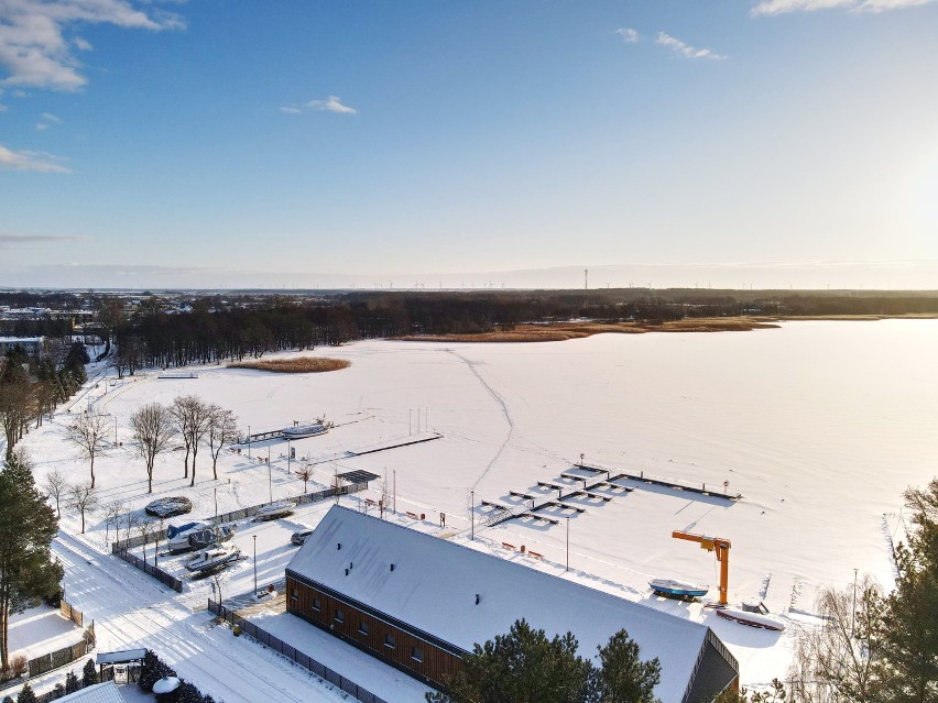 Zima 2021 w gminie Darłowo. Jezioro Bukowo skute lodem [zdjęcia]