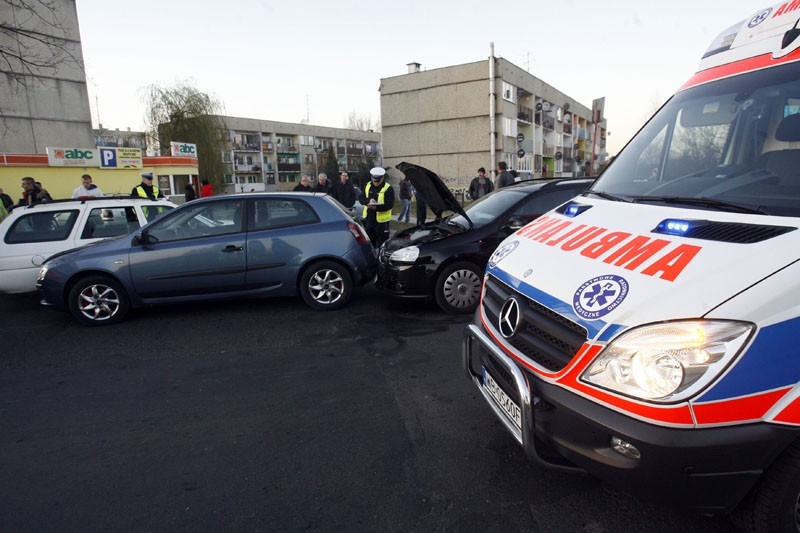 Wypadek czterech aut na ulicy Nowodworskiej w Legnicy (ZDJĘCIA)
