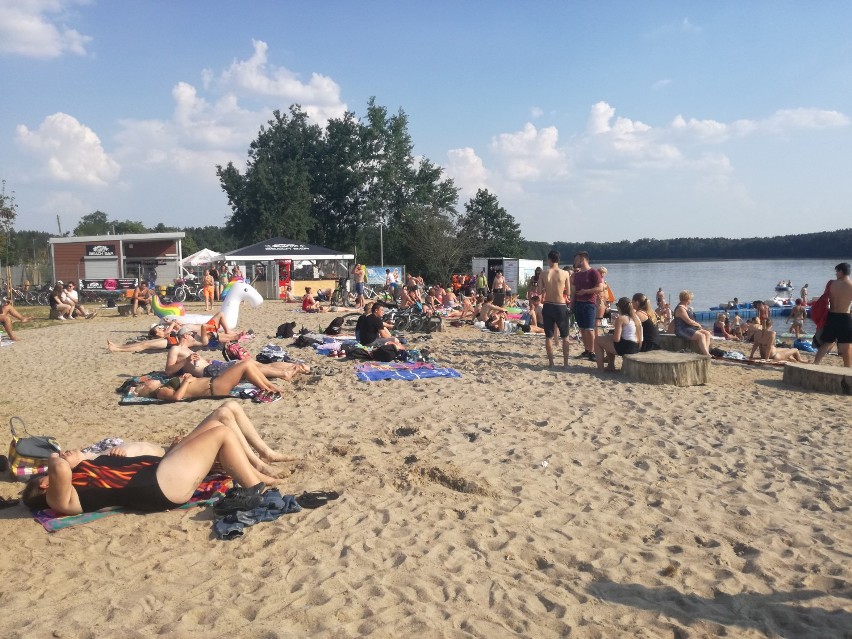 Tłumy mieszkańców nad jeziorem w Pamiątkowie [ZDJĘCIA]