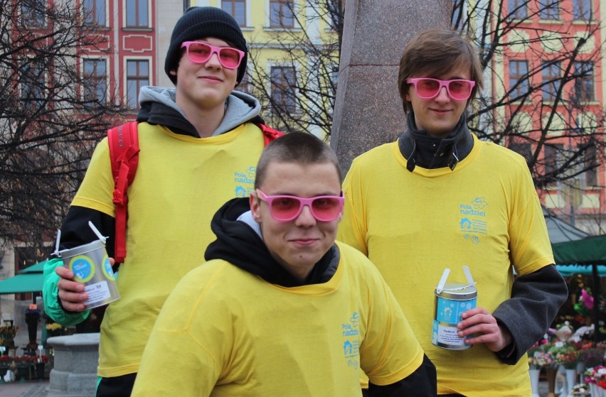 Dzień Życzliwości we Wrocławiu: Różowe okulary i darmowe przytulanie [zdjęcia]