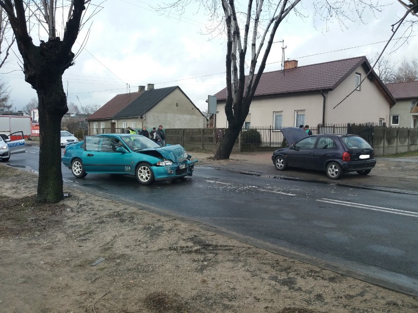 Wypadek na ul. Ujezdzkiej w Tomaszowie Maz. Zderzyły się dwa samochody, droga zablokowana