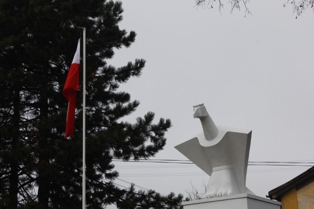 Początek wycieczki pod koluszkowskim pomnikiem Orła Białego.