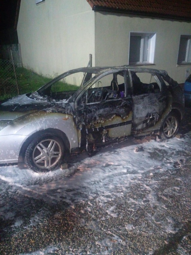 Strażacy gasili pożar samochodu zaparkowanego wzdłuż ulicy Stare Planty w Chełmnie