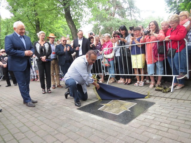 Don Vasyl Szmidt, romski artysta, kompozytor, poeta, twórca festiwali  Romów od dziś ma swoją gwiazdę na Ciechocińskim Deptaku Sław. Odsłonił ją w samo południe w obecności tłumu fanów. Obecni byli przedstawiciele rady miasta i burmistrz Leszek Dzierżewicz.