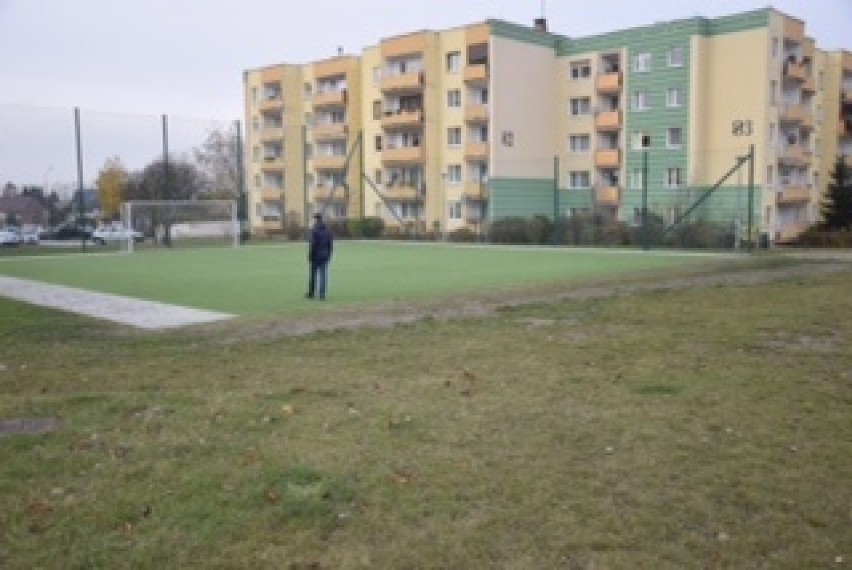 Inwestycyjny absurd w Kielcach. Na osiedlu Na Stoku wybudowano… pół boiska