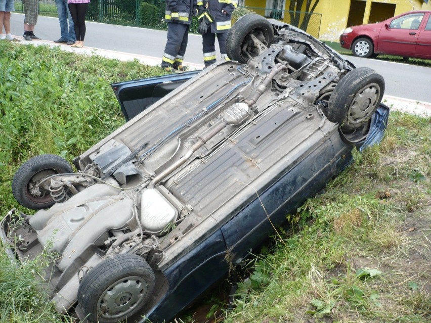 Dachowanie auta w Blizanówku. Kierowca był kompletnie pijany. ZDJĘCIA