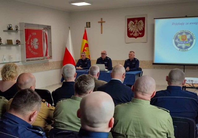 W odprawie uczestniczyli policjanci oraz zaproszeni goście