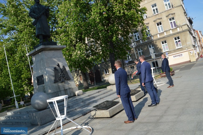 Rawicz. Samorządni PRA uczcili 75. rocznicę zakończenia II Wojny Światowej. Złożyli kwiaty pod Pomnikiem Żołnierza Polskiego