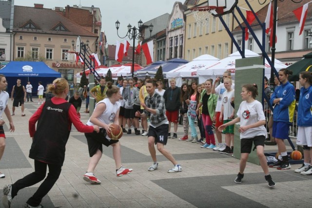 1 MAJ - Rybnik Rynek 
Turniej Koszykówki Ulicznej Rynek Basket
Początek o godzinie 10. Wstęp: darmowy
Uczestnicy turnieju
1. Mężczyźni: Rocznik 2001 - 2002,
Rocznik 1998 - 2000, Rocznik 1995 - 97 oraz Rocznik 1994 i st.

2. Kobiety: Rocznik 2001 - 2002, Rocznik 2000 i st.

3. Dziewczęta/Chłopcy lub drużyny mieszane (jedna-dwie dziewczyny w drużynie): Rocznik – 2003 i młodsi