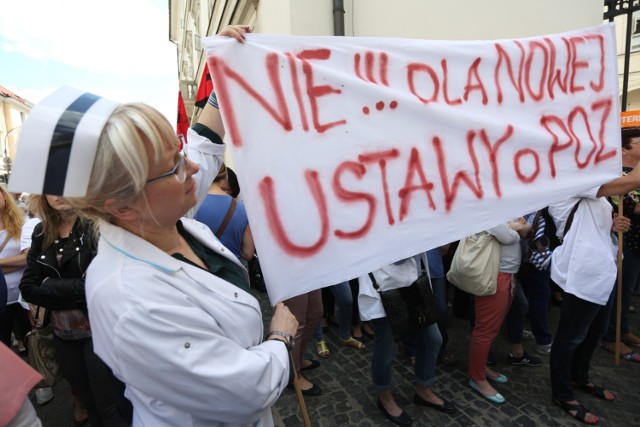 Protest pielęgniarek przed Ministerstwem Zdrowia. Zdjęcia z 2016 r.
