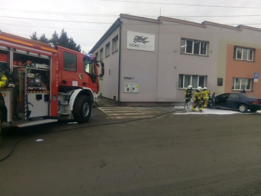 Przy pożarze auta na ulicy Szkolnej interweniowała m.in. OSP...