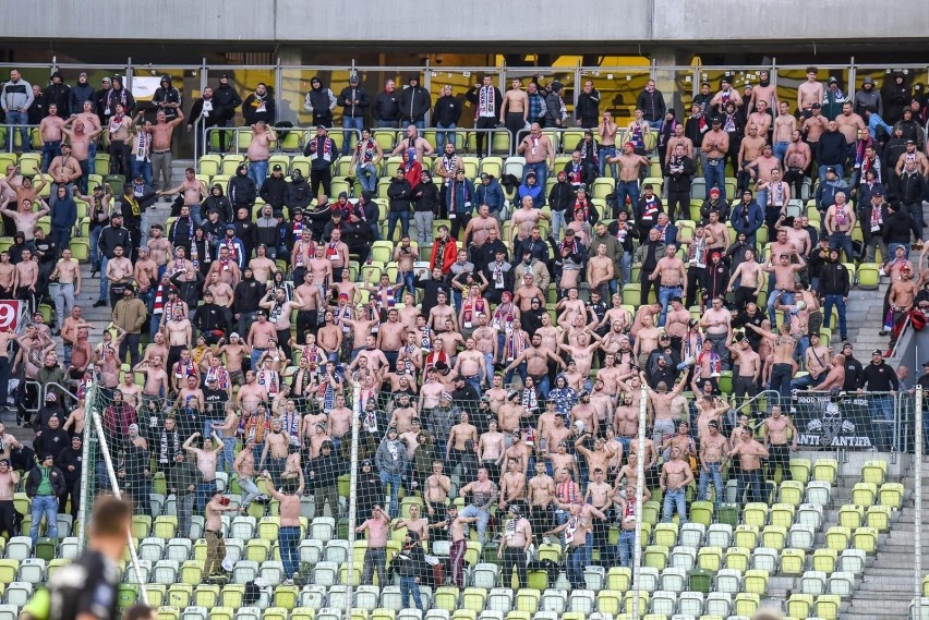 22.10.2021. Kibice Górnika Zabrze wpierali piłkarzy na meczu...