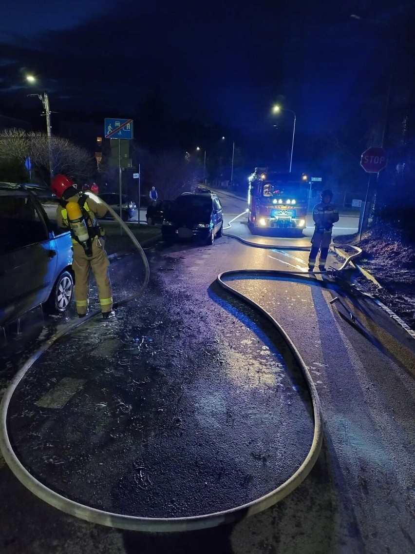 Pożar samochodu w Kielcach. Właściciel próbował sam gasić ogień 