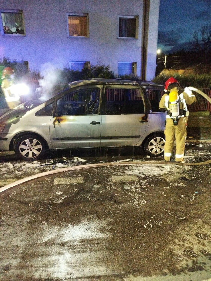 Pożar samochodu w Kielcach. Właściciel próbował sam gasić ogień 