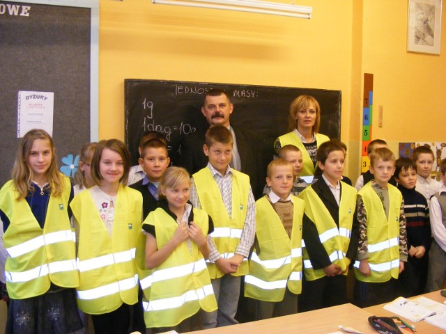 Uczniowie w kamizelkach odblaskowych podarowanych przez dyrektora sztumskiego biura Agencji Restrukturyzacji i Modernizacji Rolnictwa, Wojciecha Cymerysa