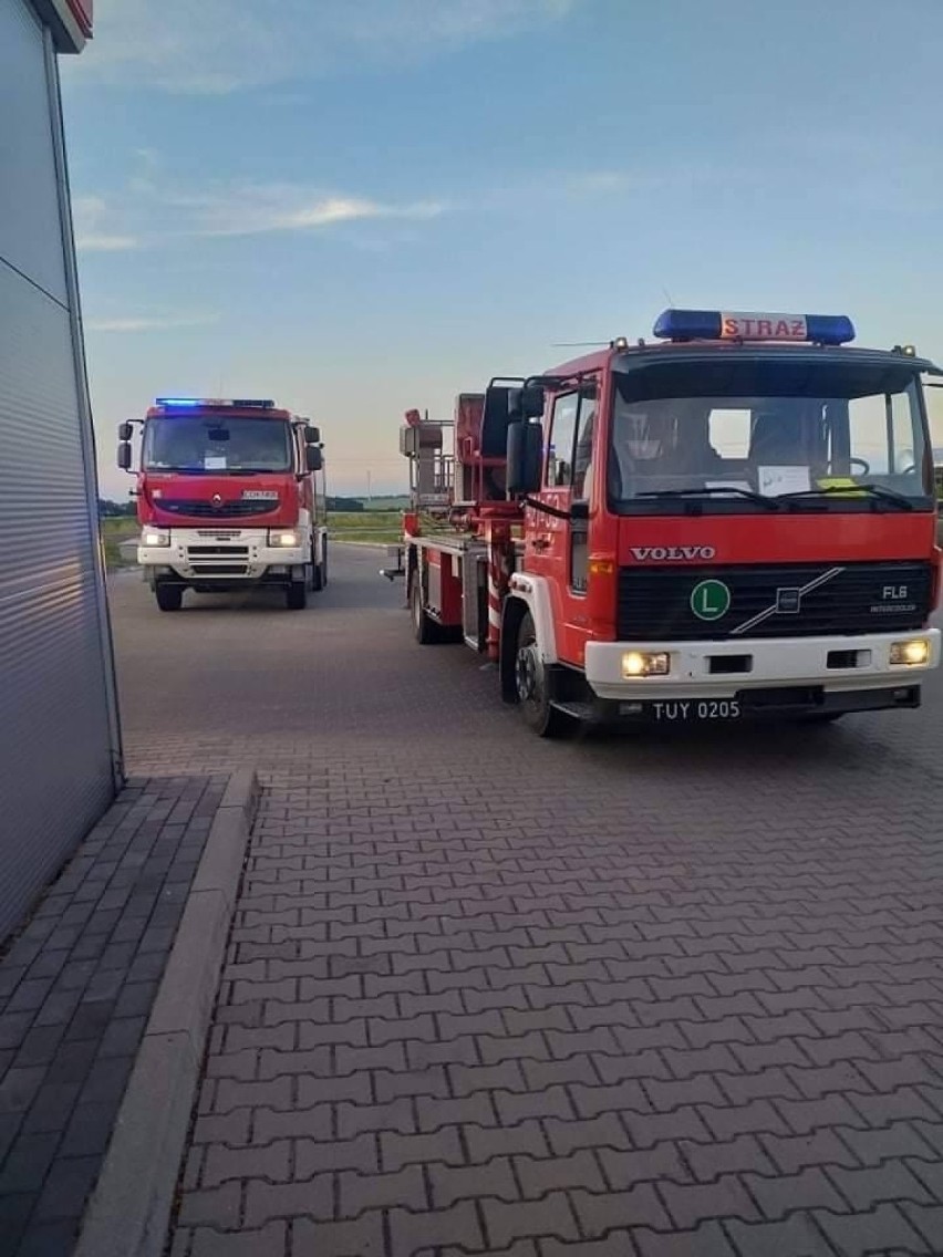 Kilka zastępów strażaków pojechało na stację paliw w Małym...