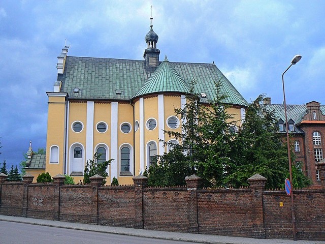 Kościół klasztorny oo. Franciszkanów - widok z boku