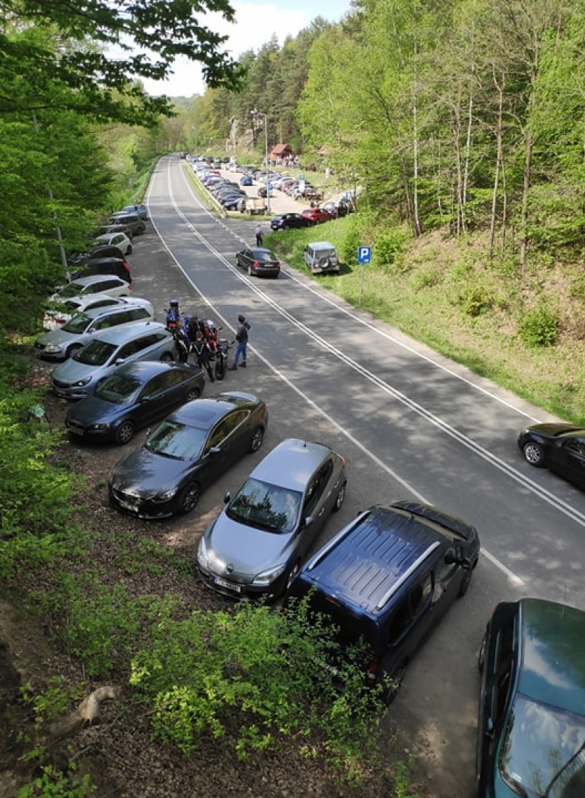 Oblężenie w Skamieniałym Mieście. Tłumy na szlakach, parkingu i przy kasach [ZDJĘCIA]