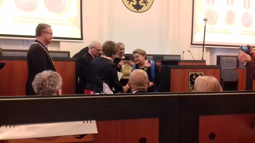 Alicja Młodecka odbiera srebrną Odznakę Honorową Zasłużony...