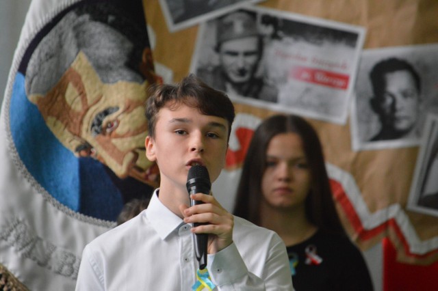 Uroczystości poświęcone pamięci Żołnierzy Wyklętych odbyły się w Szkole Podstawowej nr 8 w Bełchatowie