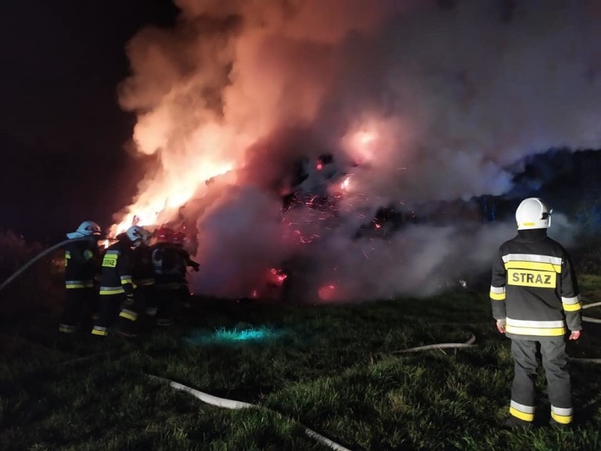 Ogromny pożar w Brzozówce. Paliło się ponad 300 bali słomy [ZDJĘCIA]