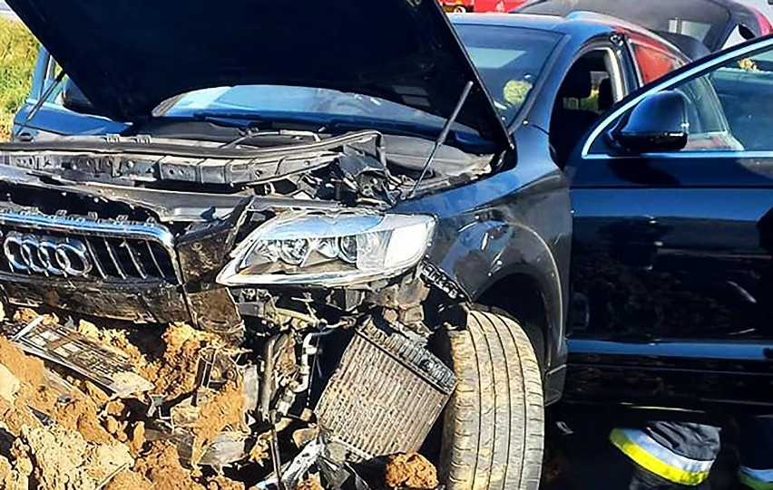 Wypadek na szosie w dolinie Dunajca. Po zderzeniu z autem audi wbiło się w hałdę ziemi na przydrożnym polu