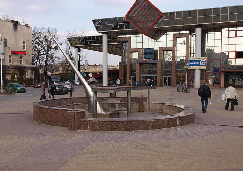 Częstochowa. Z Placu Rady Europy zniknęła fontanna - zobacz ZDJĘCIA i VIDEO. W przyszłości będzie tu centrum przesiadkowe