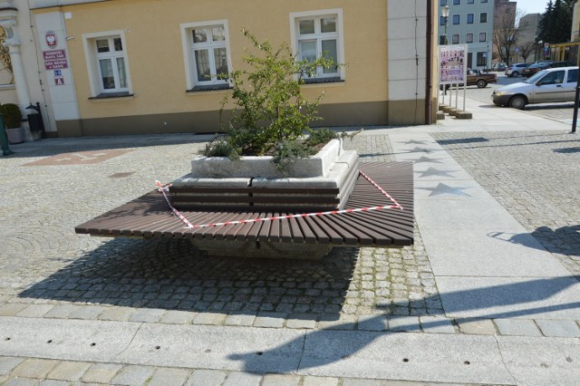 W Żarach ogrodzone taśmą zostały nie tylko parki i skwery, ale również ławki.