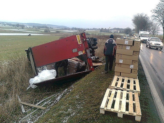 Wypadek Zimna Woda.  Przyczepa zjechała na przeciwny pas...