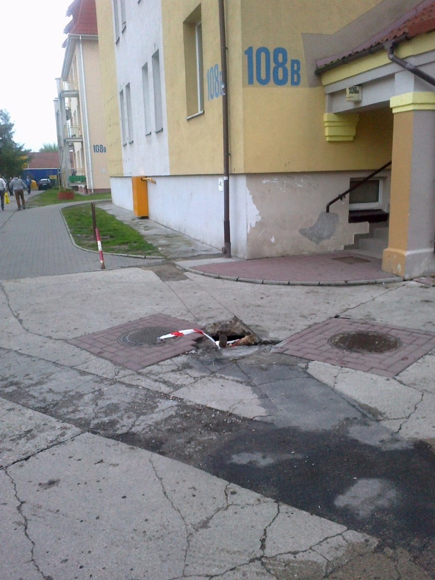 Uwaga na tę dziurę przy ul. Chełmińskiej. Ktoś może się zabić!