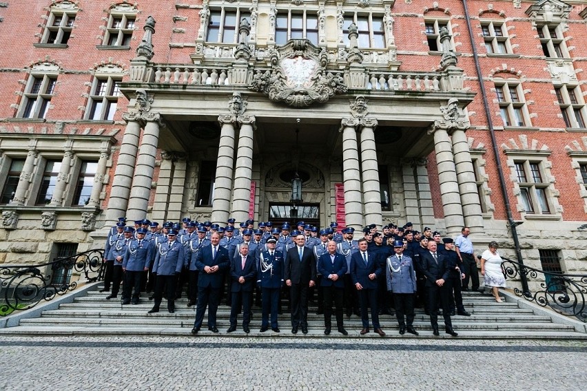 Ślubowanie nowych policjantów oraz wręczenia odznaczeń i medali w Urzędzie Wojewódzkim w Szczecinie