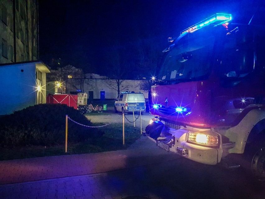 Mężczyzna zginął po upadku z okna wieżowca na Armii Krajowej w Lesznie