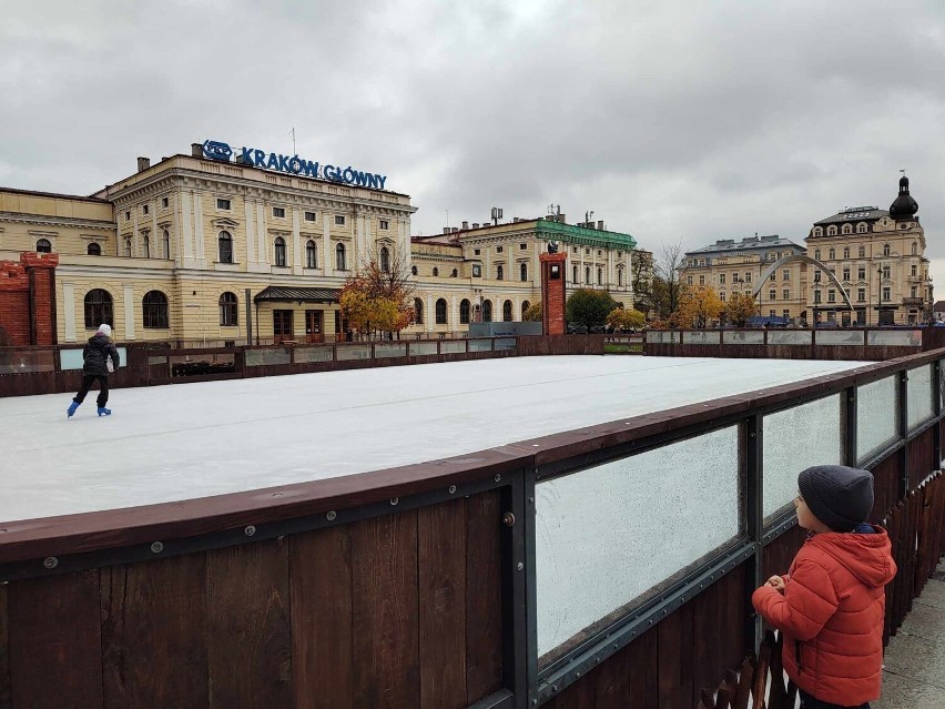 Choinka i lodowisko jak w... zamku. Na placu Nowaka-Jeziorańskiego przed galerią i na Rynku Głównym już czuć świąteczny nastrój 