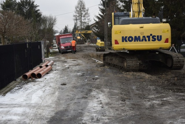 Na osiedlu Halinów trwa budowa przyłączy kanalizacyjnych do posesji