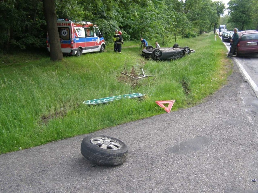 Dachowanie w Królewie po zderzeniu samochodów osobowych [ZDJĘCIA]. Obaj kierowcy ukarani mandatami