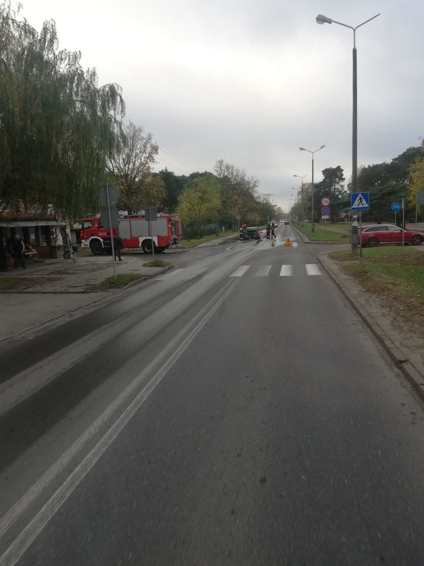 Pożar samochodu na alei Jana Pawła II we Włocławku [zdjęcia]