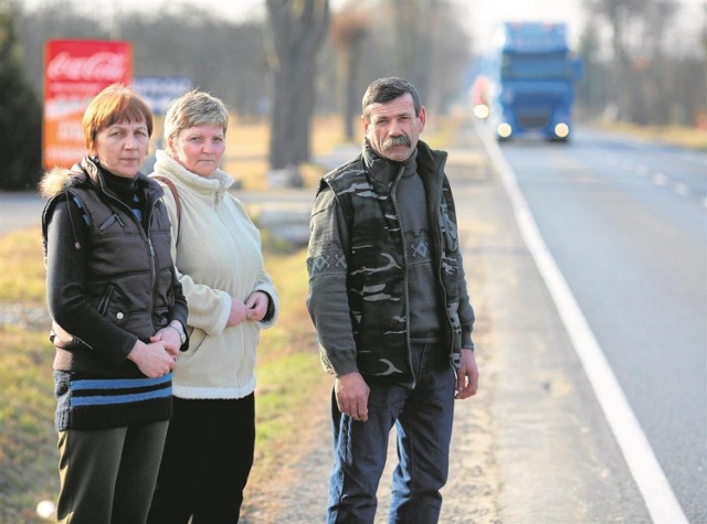 Rodzina pani Antoniny jest zdeterminowana. Jak mówi zięć Tadeusz Sobierajski, chodniki i oświetlenie powinny być w Jaksonku od dawna